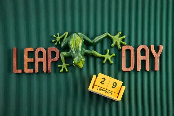 Feliz Día Bisiesto Febrero Con Jumping Frog Fotos de stock libres de derechos