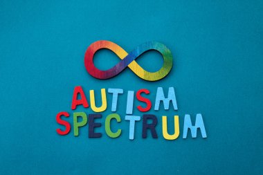 Otistik gökkuşağı sekiz sonsuzluk sembolü. Otizm farkındalık günü sembolü