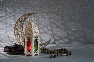 Ramazan ve Kurban Bayramı konsepti. Geleneksel fener, meyveler, tespih taneleri..