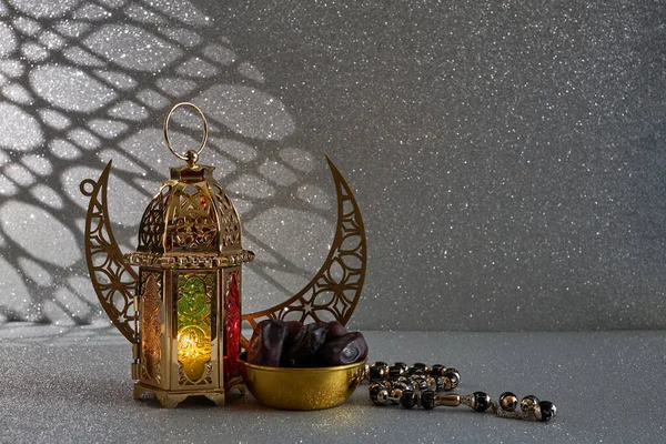 Ramadan Und Eid Fitr Konzept Traditionelle Laterne Dattelfrüchte Rosenkranzperlen Stockbild