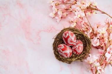 Kırmızı Paskalya yumurtaları mermer arka planda. Mutlu Paskalyalar.