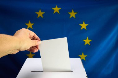 Arka planda AB bayrağı olan bir sandıkta oy kullanma.