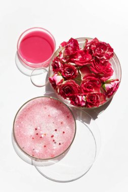 Gül yapraklı güzellik ürünlerinin sanatsal düzenlemesi.