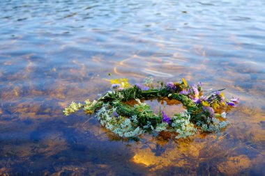 Water River 'da çiçek çelengi. Ligo, Ivan Kupala. Yaz ortası Gündönümü Tatil Konsepti.