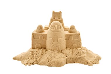 Beyaz arka planda, karmaşık taret ve kemerler sergilenen ayrıntılı, stilize bir kumdan kale..