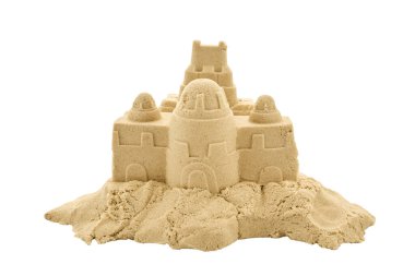 Düz beyaz bir zemin üzerine inşa edilmiş ayrıntılı bir kumdan kale, karmaşık mimari özellikler sergiliyor..