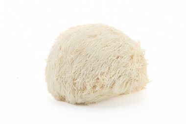 Beyaz arka planda Lions Mane mantarının yakın çekimi. Kompozisyon minimalistik, dokusunu vurguluyor..