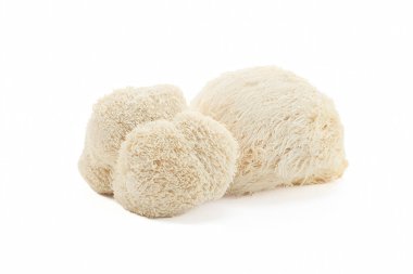 Beyaz arka planda üç Aslan Yelesi mantarına yakın plan. Bileşimi minimalistik, mantarların dokusuna ve doğal rengine odaklı..