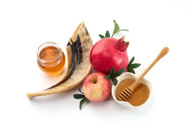 Yeni yılı simgeleyen, kavanozdaki nar, elma, bal ve yeni yılı simgeleyen bir kompozisyon..