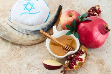 Bir Rosh Hashanah hafif bir arka planda elma, nar, şatafat, bal ve kipa ile natürmort.