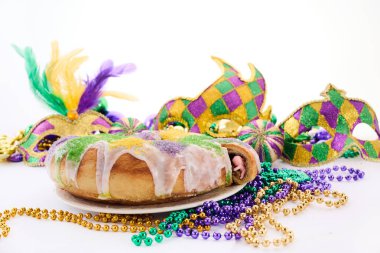 Renkli Kral Pastası, neşeli boncukları ve canlı maskeleri var. Canlı bir Mardi Gras sahnesi.