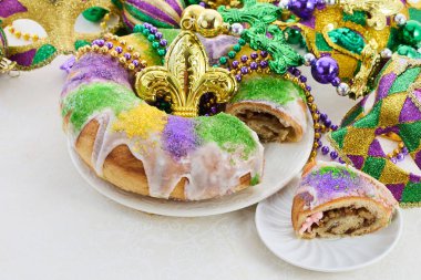 Canlı boncuklar ve maskeler içeren renkli bir Mardi Gras pastası..