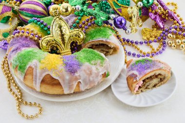Canlı boncukları ve şenlikli süslemeleri olan renkli Kral Keki, Mardi Gras 'yı kutluyoruz..