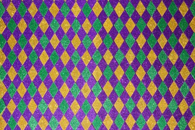 Yeşil, altın ve mor elmaslı canlı bir parıltı şenlik ve şenliği çağrıştırıyor..