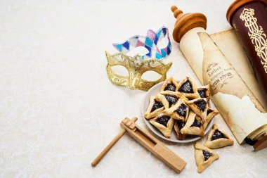 Dekoratif arka planda altın maske, kaydırma, gramer ve hamantaschen