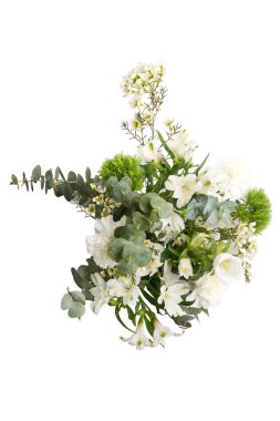 Temiz beyaz bir arka plana karşı narin bir buket beyaz çiçek ve yeşillik.