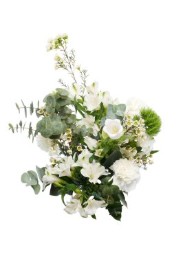 Temiz beyaz bir arka plana karşı narin bir buket beyaz çiçek ve yeşillik.