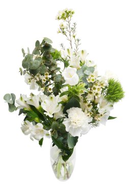 Temiz cam bir vazoda, dingin ve taze bir atmosferi taşıyan narin bir buket beyaz çiçek..