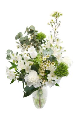 Temiz cam bir vazoda, dingin ve taze bir atmosferi taşıyan narin bir buket beyaz çiçek..