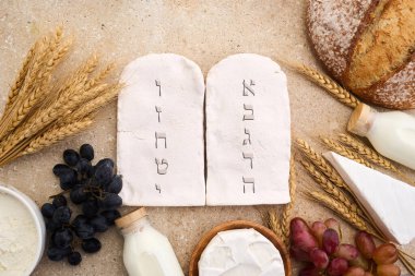 Mutlu Shavuot konsepti. Antik İbranice, Tahıl, süt ve peynirle On Emir içeren İki Taş.