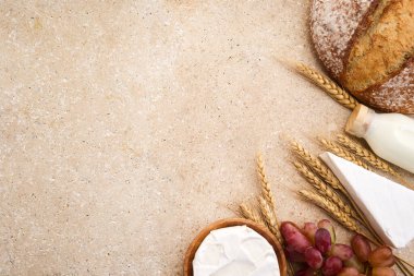Yahudi bayramı Shavuot konsepti. Tohumlar, süt ve peynir Travertini taşından arka planda.