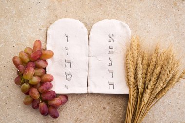 Mutlu Shavuot konsepti. Antik İbranice, Tahıl, süt ve peynirle On Emir içeren İki Taş.