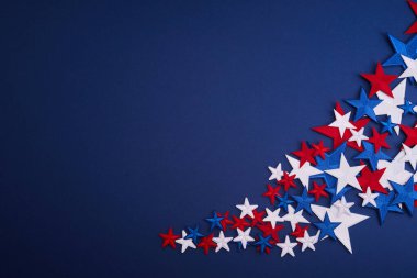 Kırmızı, beyaz ve mavi yıldızlar koyu mavi arkaplandalar..