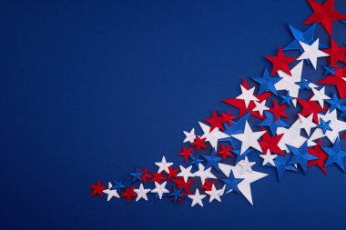 Mavi arkaplanda kırmızı, beyaz ve mavi yıldızlar neşeli, vatansever bir atmosfer yaratıyor..