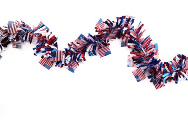 Beyaz arka planda canlı ve kutlama havasını gösteren Amerikan bayrağı tasarımı ile şenlikli bir çelenk..
