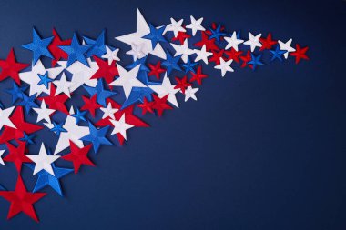 Kırmızı, beyaz ve mavi yıldızlar koyu mavi arkaplandalar..