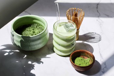 Buzlu kibrit içeceklerini bambu çırpıcı ve kibrit tozu ile doğal ışıkta tazeliyorum..