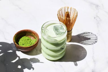 Buzlu kibrit içeceklerini bambu çırpıcı ve kibrit tozu ile doğal ışıkta tazeliyorum..