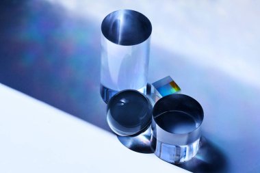 Sanatsal cam objeler ışıkla etkileşimde, renkli yansımalar oluşturuyorlar