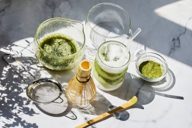 Sakin bir atmosferi olan zarif bir kibrit çay seti. Canlı yeşiller ve doğal tonlar hakim..