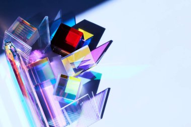 Renkli cam prizmaların soyut bileşimi canlı gölgeler oluşturuyor..