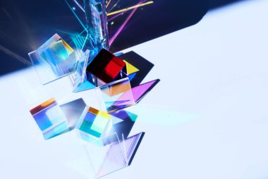 Renkli cam küplerin minimalist bir ortamda canlı yansımaları var..