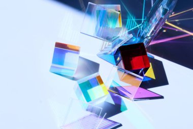 Renkli şeffaf küpler beyaz bir yüzeye canlı gölgeler ve yansımalar bırakıyor..