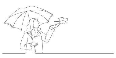 Palto giymiş ve eşarplı bir kadın sonbahar yağmuru şemsiyesi ve akçaağaç yaprağı ile tek başına akçaağaç yaprağı dökülüyor ve sürekli çizim yapıyor.