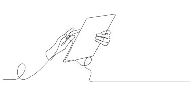 Tablet kullanan el çevrimiçi çalışma ve iletişim bir satır aralıksız çizer