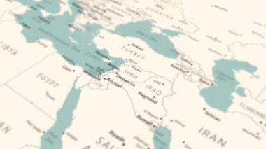 Dünya haritasında Suriye. Pürüzsüz harita dönüşü. 4K canlandırması.