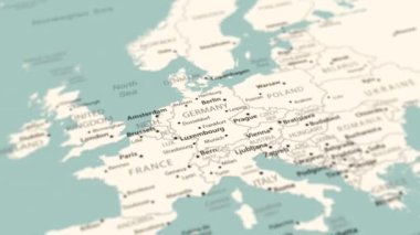 Dünya haritasında Almanya. Pürüzsüz harita dönüşü. 4K canlandırması.