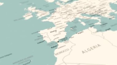 Dünya haritasında İspanya. Pürüzsüz harita dönüşü. 4K canlandırması.
