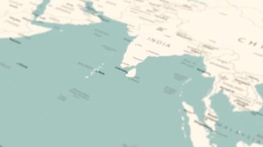 Dünya haritasında Sri Lanka. Pürüzsüz harita dönüşü. 4K canlandırması.