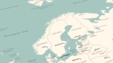 Dünya haritasında Norveç. Pürüzsüz harita dönüşü. 4K canlandırması.