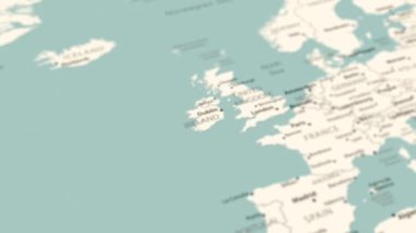 Dünya haritasında İrlanda. Pürüzsüz harita dönüşü. 4K canlandırması.