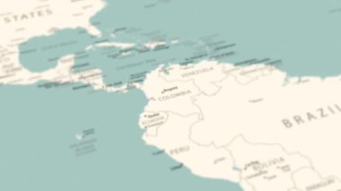 Dünya haritasında Kolombiya. Pürüzsüz harita dönüşü. 4K canlandırması.
