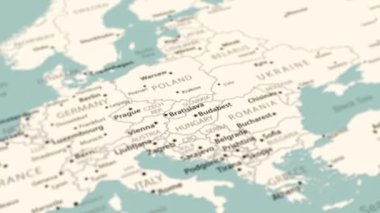 Slovakya dünya haritasında. Pürüzsüz harita dönüşü. 4K canlandırması.