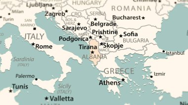 Arnavutluk dünya haritasında. Ülkeye odaklanan hafif bir alan derinliğiyle çekilen çekim.