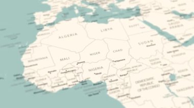 Dünya haritasında Burkina Faso. Pürüzsüz harita dönüşü. 4K canlandırması.