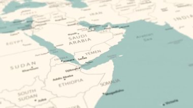 Dünya haritasında Yemen. Pürüzsüz harita dönüşü. 4K canlandırması.